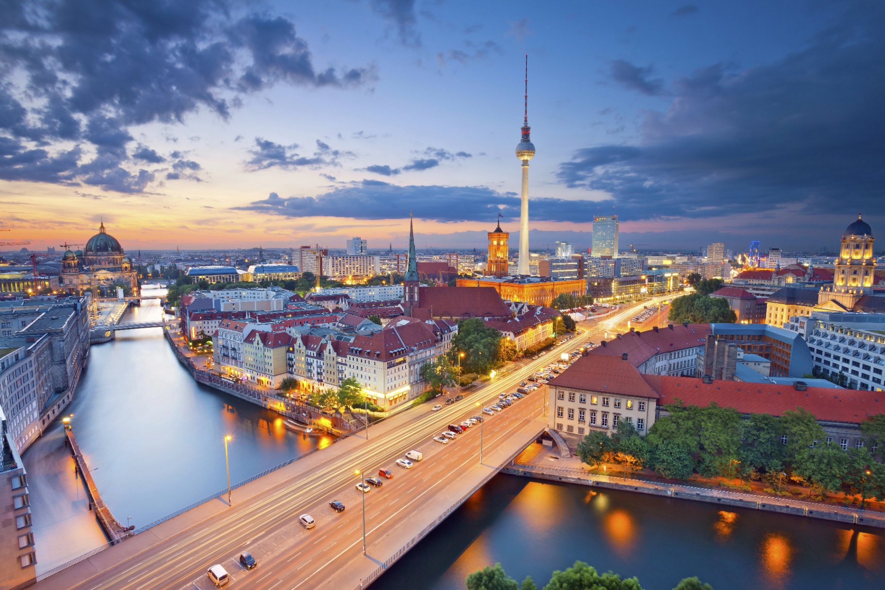Skyline von Berlin bei Dämmerung mit Fernsehturm und Spree